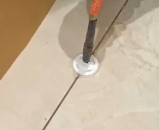 灵宝瓷砖空鼓维修公司专业解答瓷砖在铺贴过程中，如果没有涂抹均匀到位的粘结材料（如水泥砂浆或瓷砖胶），可能会导致以下问题